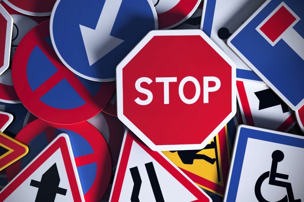 Ce panneau routier au point rouge